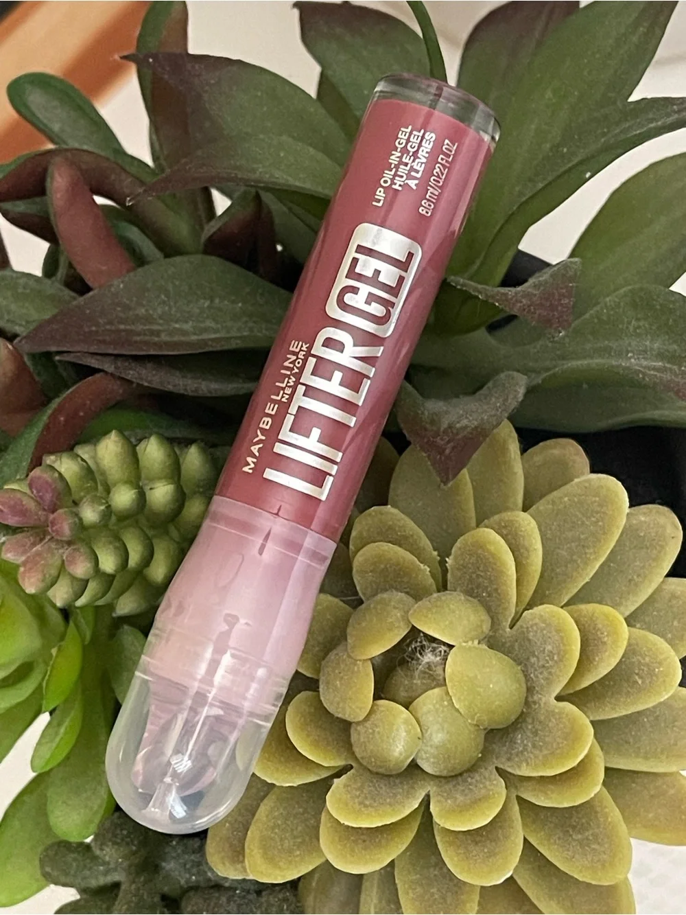 NEW! Maybelline LIFTER GEL OIL LIP GLOSS W/ HYALURONIC ACID (Strawberry Shake)